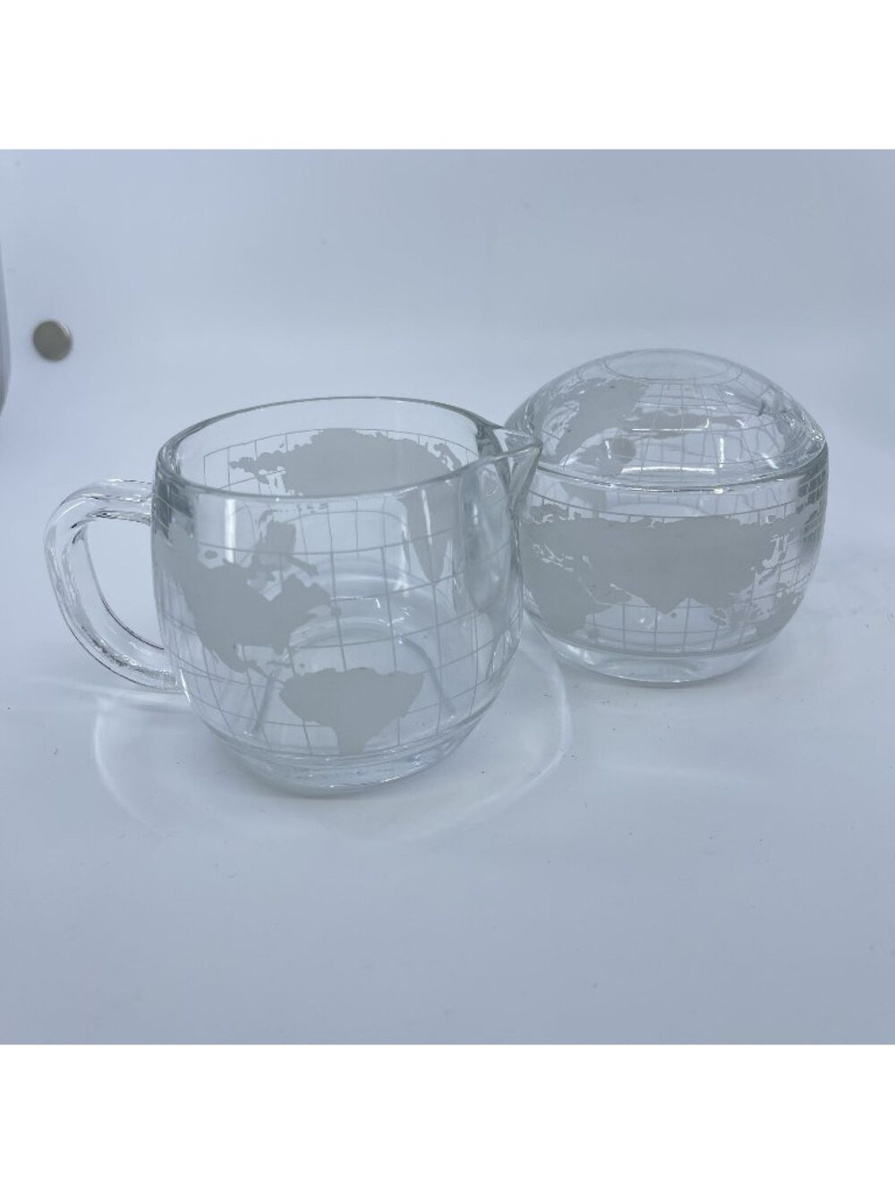 vintage nestlé nescafe creamer & covered sugar with etched glass world map